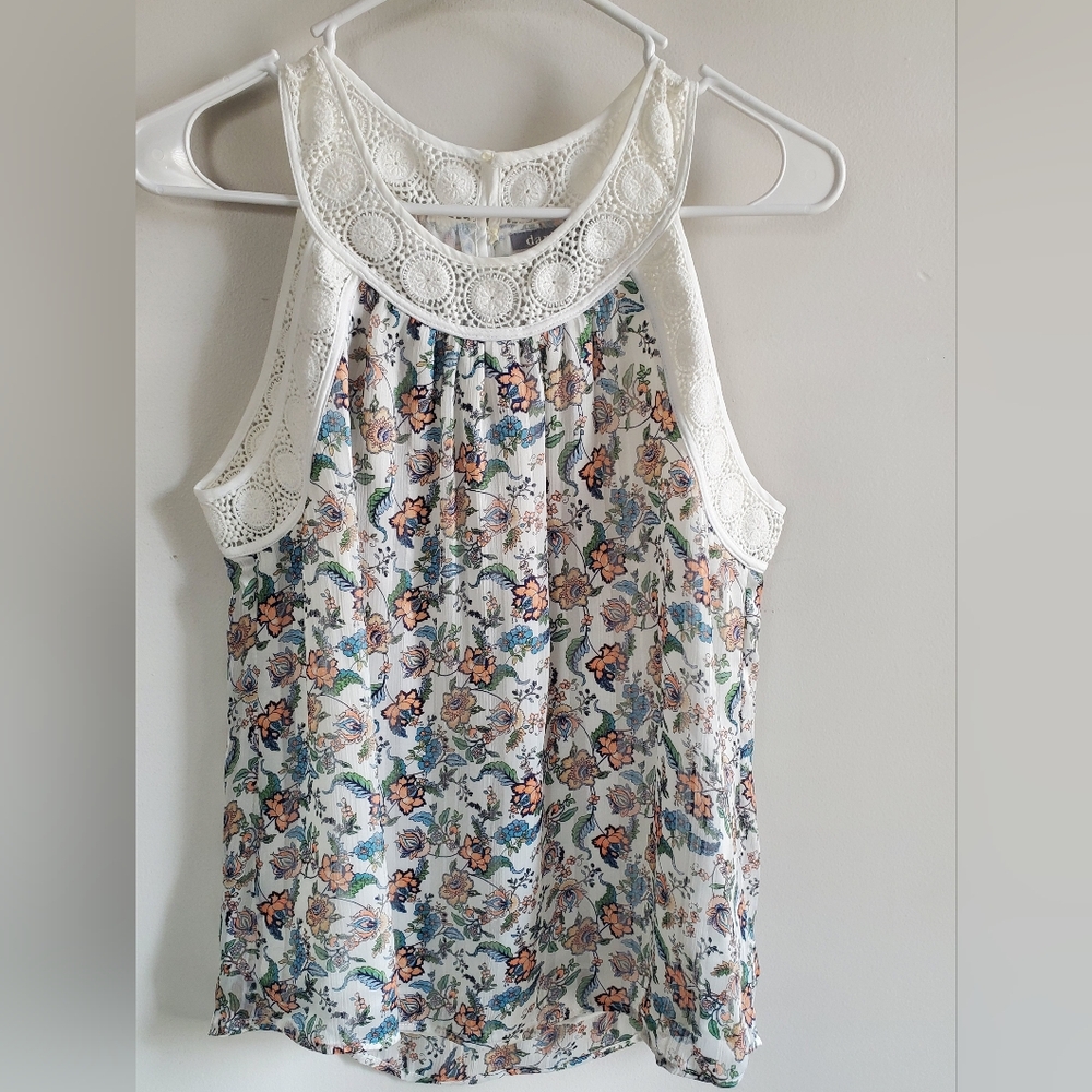Elegant Floral Sleeveless Blouse with Lace Detail